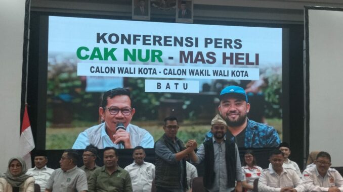 Calon Wali Kota Batu Cak Nur bersama Calon Wakil Wali Kota Batu Mas Heli usai konferensi pers di Jambuluwuk Hotel Kota Batu