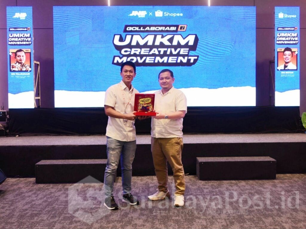 Daniel Minardi, Director of Business Partnership Shopee Indonesia (kiri) dan Eri Palgunadi, SVP – Marketing Group Head JNE (kanan) bertukar plakat pada acara JNE Gollaborasi: UMKM Creative Movement. (ist)