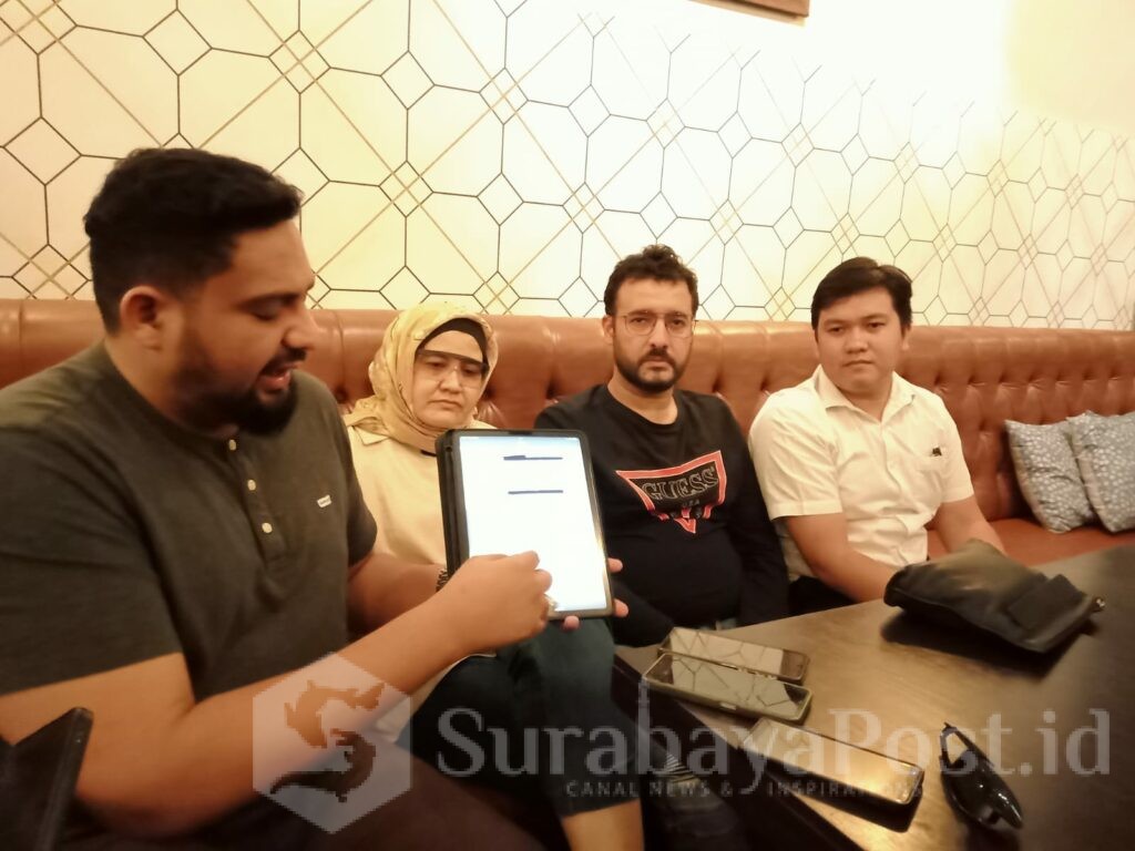 KORBAN : Sosok AB (kaos hitam nomor dua dari kanan) bersama sang istri SW yang mengaku menjadi korban penipuan dan penggelapan oleh oknum pengajar ponpes di Malang