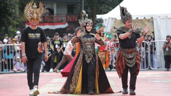 Meriahkan Malang Flower Carnival, Pj. Walikota Iwan: Kreativitas Kota Malang Luar Biasa. (Sumber Prokompim)