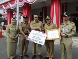 Penyerahan Hadiah Kepada Pemenang Lomba Desa dan Kelurahan Provinsi Jawa Timur Tahun 2024 yang diraih oleh Kelurahan Gadang, Kecamatan Sukun, Kota Malang sebagai Juara II. (Sumber Prokompim)