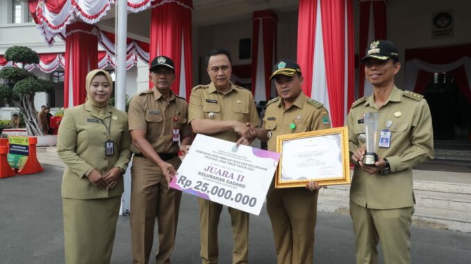 Penyerahan Hadiah Kepada Pemenang Lomba Desa dan Kelurahan Provinsi Jawa Timur Tahun 2024 yang diraih oleh Kelurahan Gadang, Kecamatan Sukun, Kota Malang sebagai Juara II. (Sumber Prokompim)