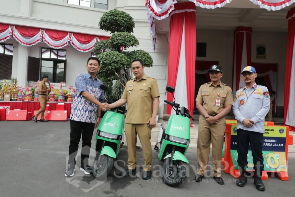 Penyerahan TSP dari Grab Indonesia kepada Pemerintah Kota Malang berupa 2 sepeda listrik dan 25 Road Barier yang diwakilkan oleh City Manager Malang Grab Indonesia, yang selanjutnya dikelola Dishub untuk kegiatan Car Free Day. (Sumber Prokompim)