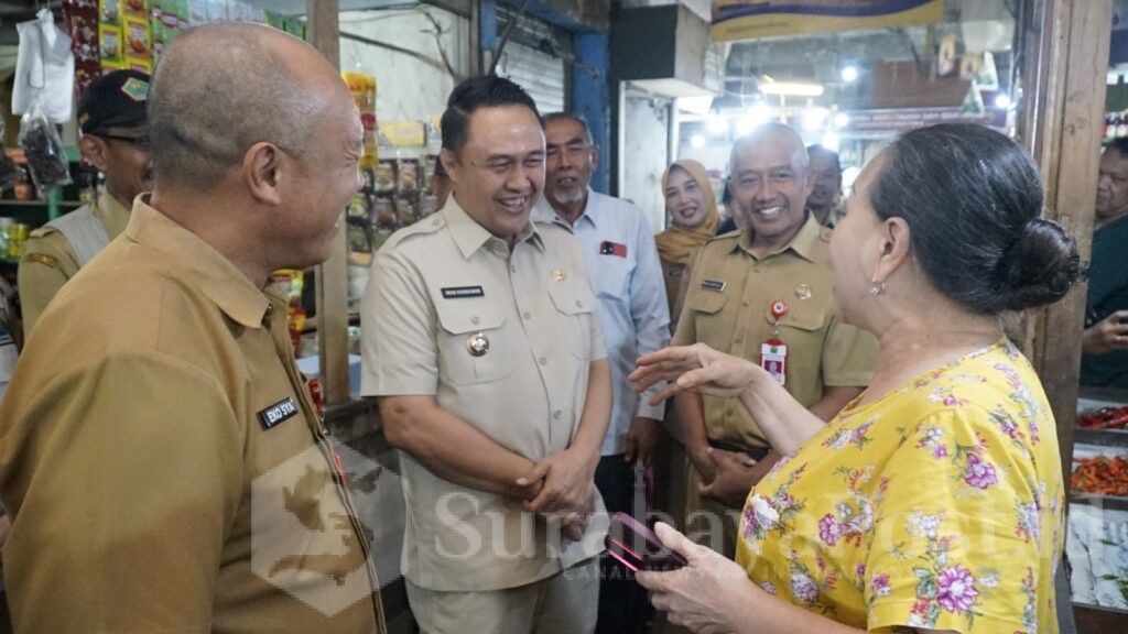 Tak hanya melihat, namun Pj Iwan Kurniawan juga berdialog dengan para pedagang untuk menginventarisir kondisi pasar. (Sumber Prokompim)