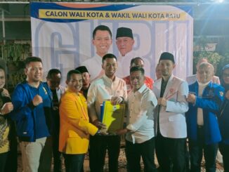 Pasangan Calon Wali Kota Batu, Firhando Gumelar bersama Calon Wakil Wali Kota Batu, H. Rudi pose bersama usai deklarasi di Posko Kemenangan Mas Gum, Selasa (27/08/2024) malam.