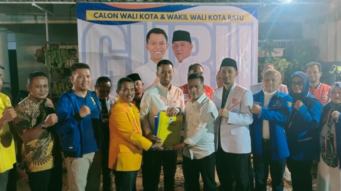 Pasangan Calon Wali Kota Batu, Firhando Gumelar bersama Calon Wakil Wali Kota Batu, H. Rudi pose bersama usai deklarasi di Posko Kemenangan Mas Gum, Selasa (27/08/2024) malam.