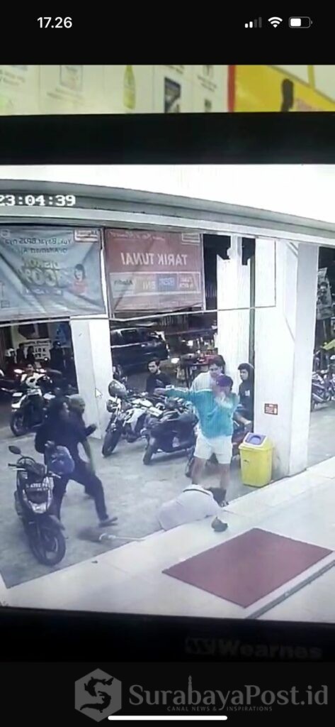 Tangkapan layar CCTV dugaan pengeroyokan yang dilakukan lima pemuda di Kota Malang. (ist)