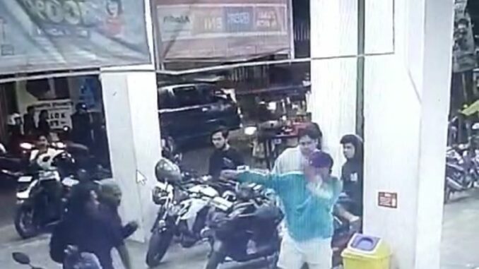 Tangkapan layar CCTV dugaan pengeroyokan yang dilakukan lima pemuda di Kota Malang. (ist)