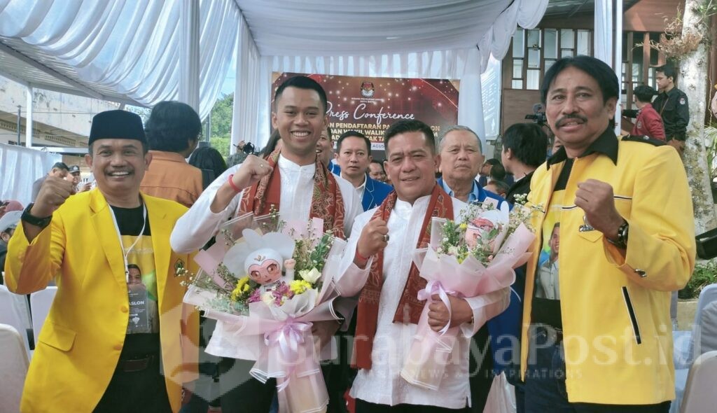 Ketua Tim Koalisi dari Partai Golkar Didik Machmud, bersama Paslon Walikota dan Wakil Walikota Batu ,H.Rudi dan Tim Kemenangan Mas Gum ,Sinal Abidin ,saat pose bersama