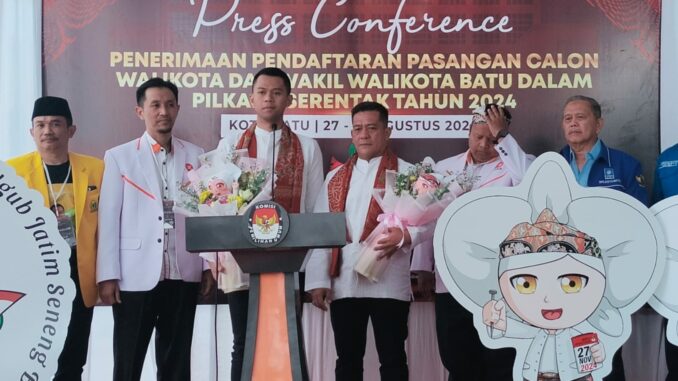 Paslon Walikota dan Wakil Walikota Batu, Firhando Gumelar dan H.Rudi saat konferensi pers usai mendaftar di KPU Kota Batu, Rabu (28/08/2024)