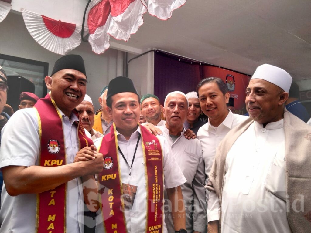 Abah Anton - Dimyati Ayatullah bersama para alim ulama saat mendaftar diri di KPU