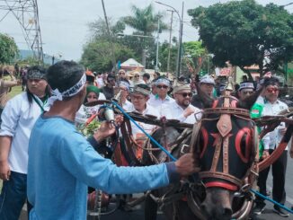 Paslon Walikota dan Wakil Walikota Batu, Nurochman dan Heli Suyanto naik dokar saat daftar ke KPU Kota Batu