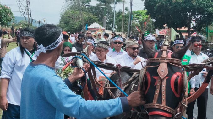 Paslon Walikota dan Wakil Walikota Batu, Nurochman dan Heli Suyanto naik dokar saat daftar ke KPU Kota Batu