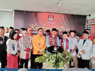 Paslon Wali Kota dan Wakil Wali Kota Malang, Wahyu Hidayat - Ali Muthohirin memberikan keterangan kepada wartawan usai mendaftar di KPU Kota Malang, Rabu (28/08/2024)