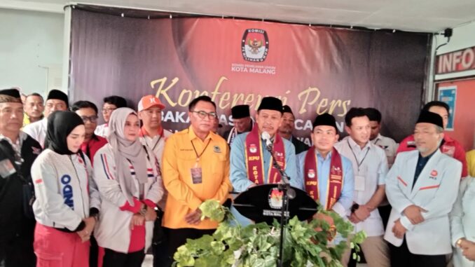 Paslon Wali Kota dan Wakil Wali Kota Malang, Wahyu Hidayat - Ali Muthohirin memberikan keterangan kepada wartawan usai mendaftar di KPU Kota Malang, Rabu (28/08/2024)