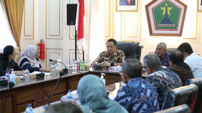 Pj. Wali Kota Malang, Iwan Kurniawan, S.T., MM. mengajak Forum TSP Kota Malang untuk ikut andil dalam menyelesaikan sejumlah isu strategis di Kota Malang, Kamis 29 Agus 2024. (Sumber Prokompim)