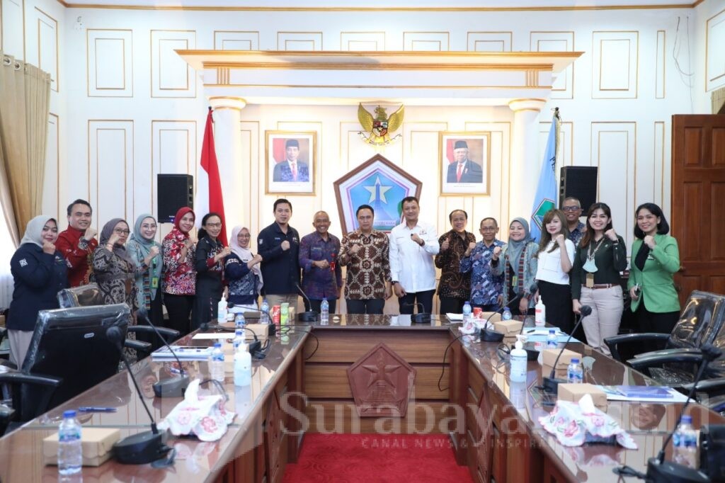 Pj Wali Kota Malang, Iwan Kurniawan pose bersama usai Audiensi Dinas dengan Forum TSP Kota Malang di Ruang Rapat Wali kota Balaikota Malang. (Sumber Prokompim)