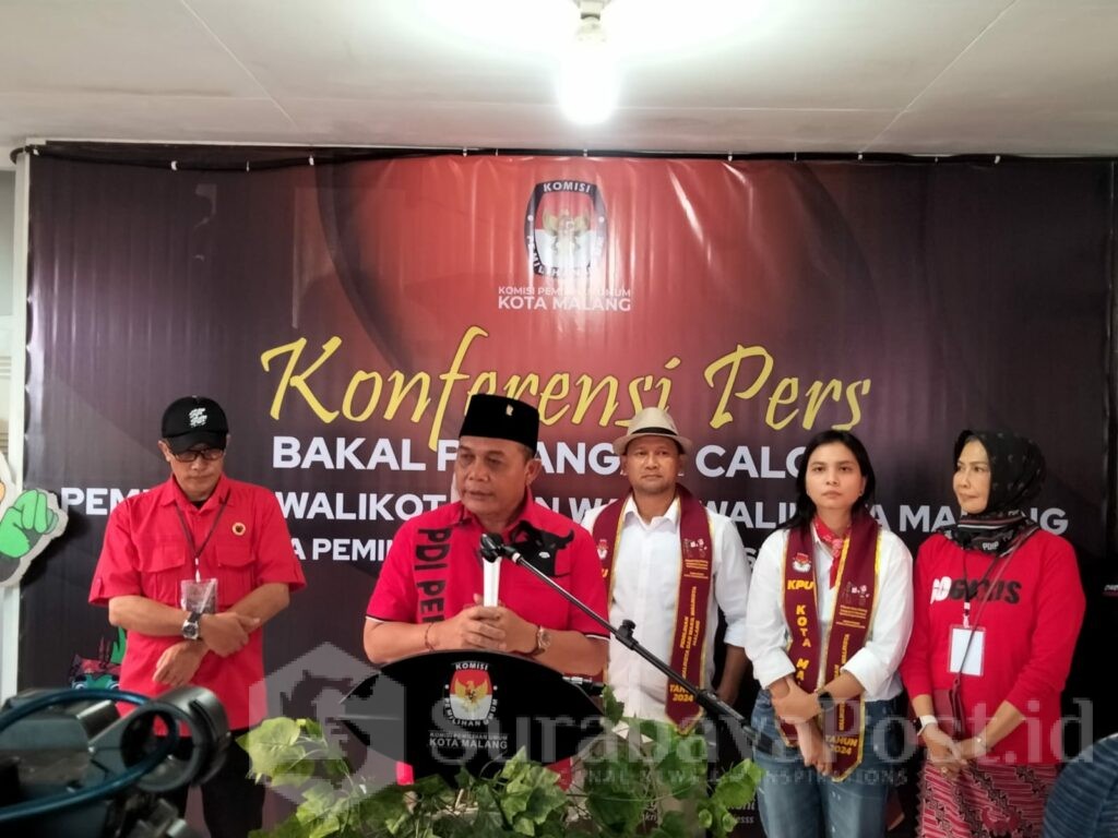 Ketua DPC PDIP Kota Malang, I Made Riandiana Kartika memberikan keterangan kepada wartawan usai mendaftarkan pasangan Sam HC - Ganis Rumpoko