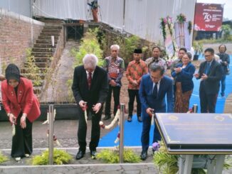 Pembukaan Politeknik Sahid Kampus Batu ditandai dengan pengguntingan rangkaian bunga melati di wilayah SPI Kota Batu, Kamis (01/08/2024)