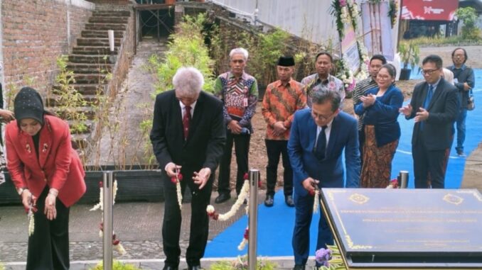 Pembukaan Politeknik Sahid Kampus Batu ditandai dengan pengguntingan rangkaian bunga melati di wilayah SPI Kota Batu, Kamis (01/08/2024)