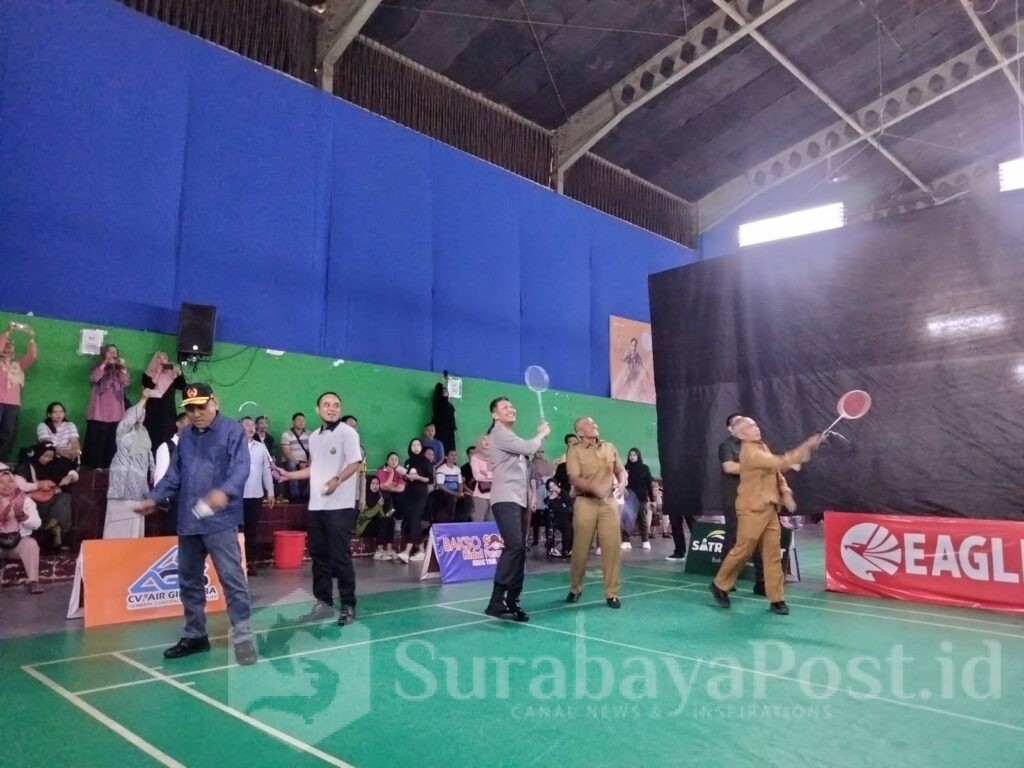 Pembukaan Kejurkot Bulutangkis - Polresta Malang Kota Open 2024 ditandai dengan tampelan bola badminton oleh Kapolresta dan jajaran panitia