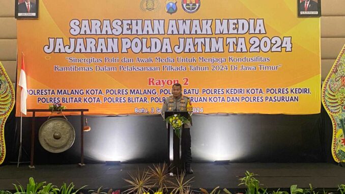 Kabidhumas Polda Jawa Timur, Kombes Pol Dirmanto memberikan sambutan sekaligus membuka acara Sarasehan awak media jajaran Polda Jatim di Kota Batu, Selasa (03/09/2024)