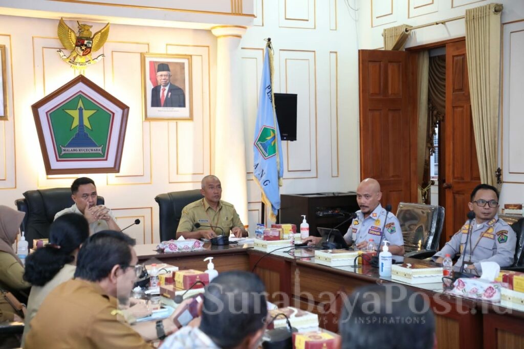 Pj Iwan Kurniawan dalam rapat koordinasi bersama jajaran. (Sumber Prokompim)