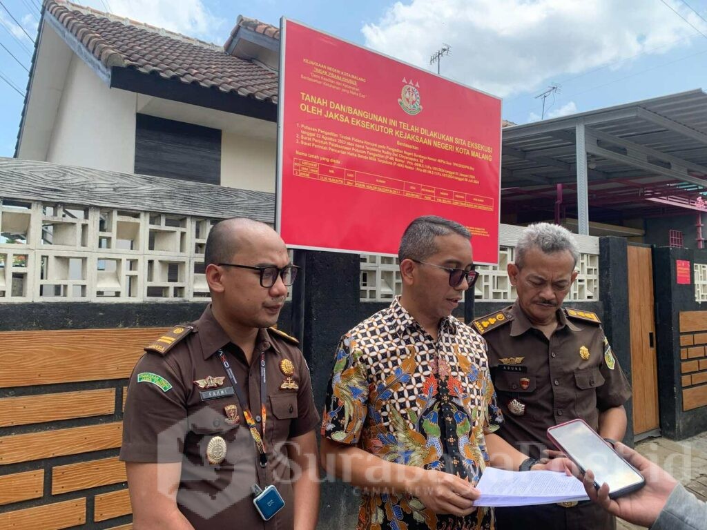 Kasi Intelijen, Agung Tri Radityo bersama Kasi Pidsus Kejari Kota Malang, Agung Budi Susetio dan Kasubsi Penuntutan, M Fahmi Abdillah memberikan keterangan kepada wartawan disela proses penyitaan aset koruptor