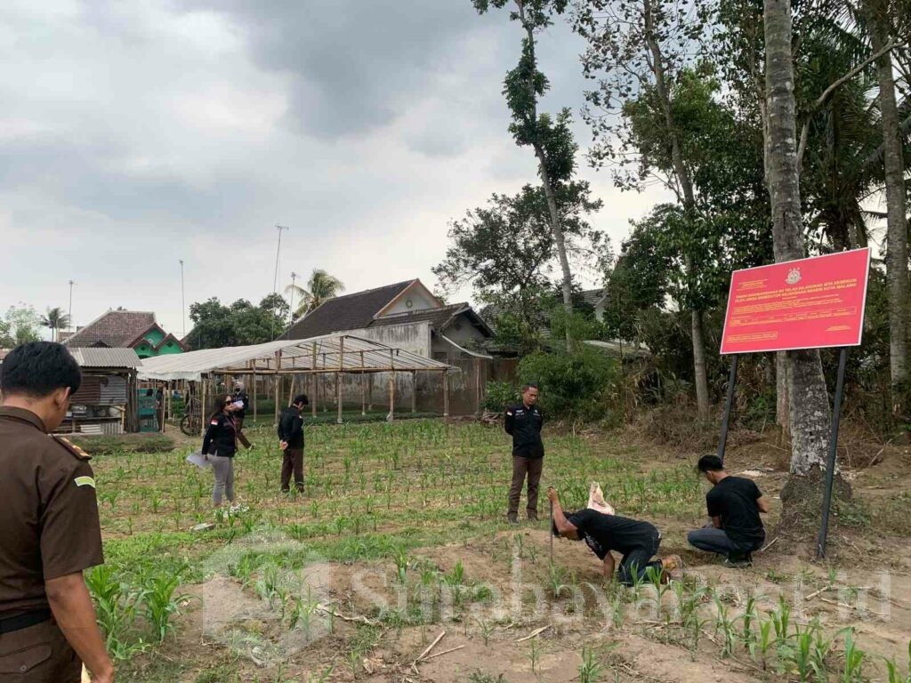 Proses penyitaan salah satu aset milik terpidana kasus korupsi