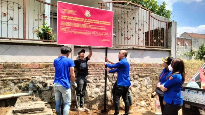 Tim Pidsus Kejari Kota Malang saat melakukan penyitaan di Perumahan Pondok Indah Bestari, Desa Landungsari, Kecamatan Dau, Kabupaten Malang Jawa Timur, Rabu (04/09/2024)