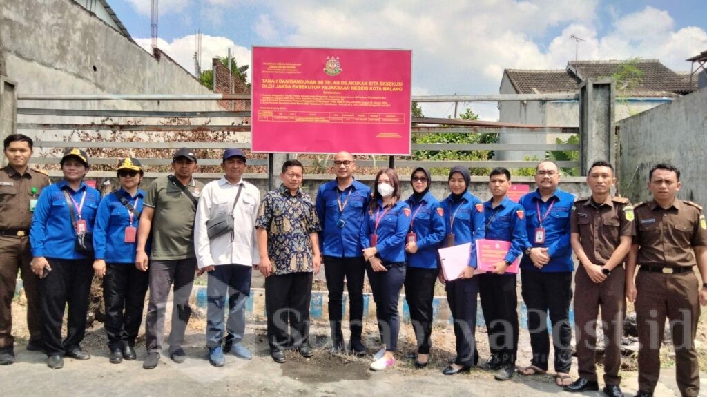 Pose bersama usai pelaksanaan sita aset di Perumahan Pondok Indah Bestari Landungsari Kabupaten Malang