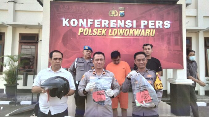 Polsek Lowokwaru Kota Malang saat merilis kasus penipuan bermodus aplikasi kencan dengan tersangka Hendra berikut barang bukti, Rabu (04/09/2024).