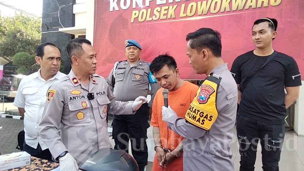 Kapolsek Lowokwaru, Kompol Anton Widodo bersama Kasi Humas Ipda Yudi Risdianto, menanyai alasan pelaku menggasak lima motor