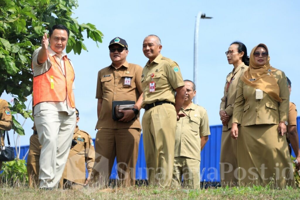 Pj Walikota Malang Iwan Kurniawan meninjau lokasi pengolahan sampah di TPA Supit Urang. (Sumber Prokompim)