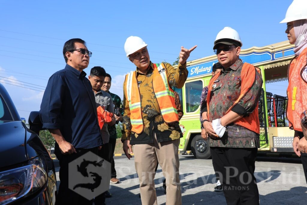 Pj, Walikota Iwan Kurniawan mengajak seluruh peserta rapat untuk meninjau pengelolaan sampah di TPA Supit Orang Kota Malang. (Sumber Prokompim)