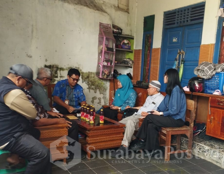 Pembacaan Eksekusi oleh Panitera PN Brebes disaksikan oleh Sekdes Desa Manggis, Surono di kediaman termohon. (istimewa)