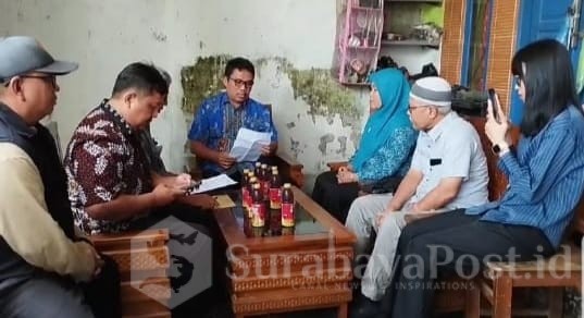 Pembacaan penetapan Eksekusi oleh Panitera PN Brebes  disaksikan oleh Sekdes Desa Manggis, Surono. (Istimewa)