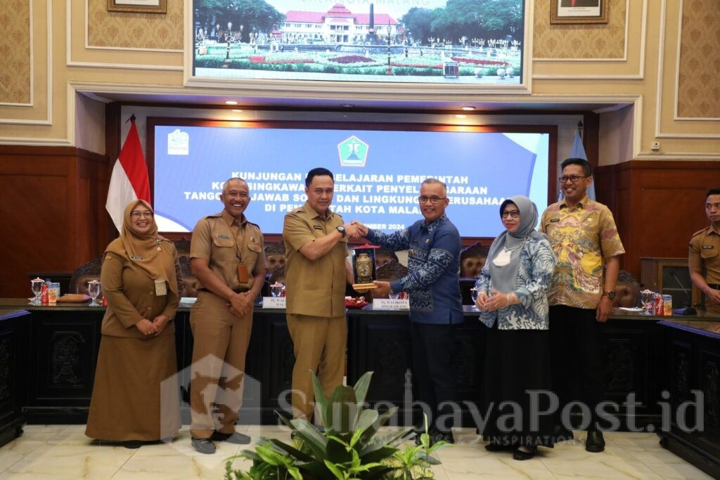 Pj. Walikota Malang, Iwan Kurniawan menerima cinderamata dari Pj. Walikota Singkawang, Sumastro. (Sumber Prokompim)