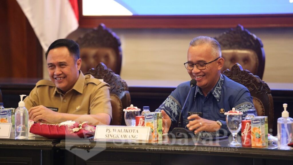 Pj. Walikota Malang, Iwan Kurniawan dan Pj. Walikota Singkawang, Sumastro. (Sumber Prokompim)