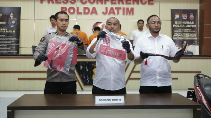 Kasubdit Jatanras Ditreskrimum Polda Jatim AKBP Arbaridi Jumhur saat menggelar konferensi pers hasil ungkap sindikat Curanmor bersenjata Airsoft gun asal Lumajang. (ist)