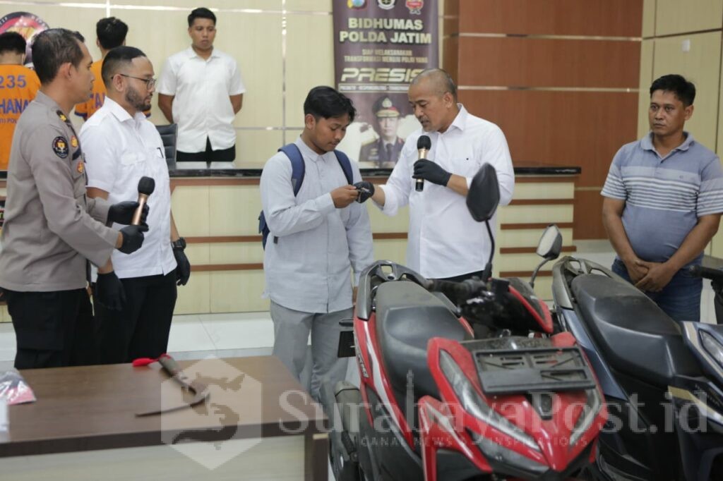 Kasubdit Jatanras Ditreskrimum Polda Jatim AKBP Arbaridi Jumhur saat menggelar menyerahkan motor kepada pemiliknya. (ist)