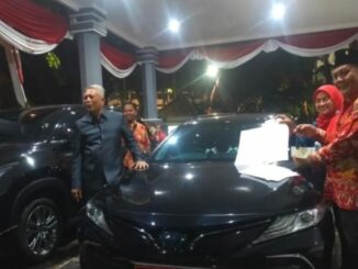 Ketua DPRD Kota Malang, I Made Riandiana Kartika saat mengembalikan mobil dinas, Jumat 23 Agustus 2024. (ist)