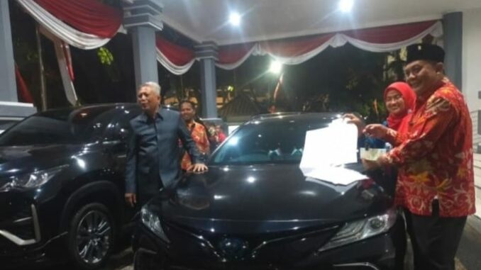 Ketua DPRD Kota Malang, I Made Riandiana Kartika saat mengembalikan mobil dinas, Jumat 23 Agustus 2024. (ist)