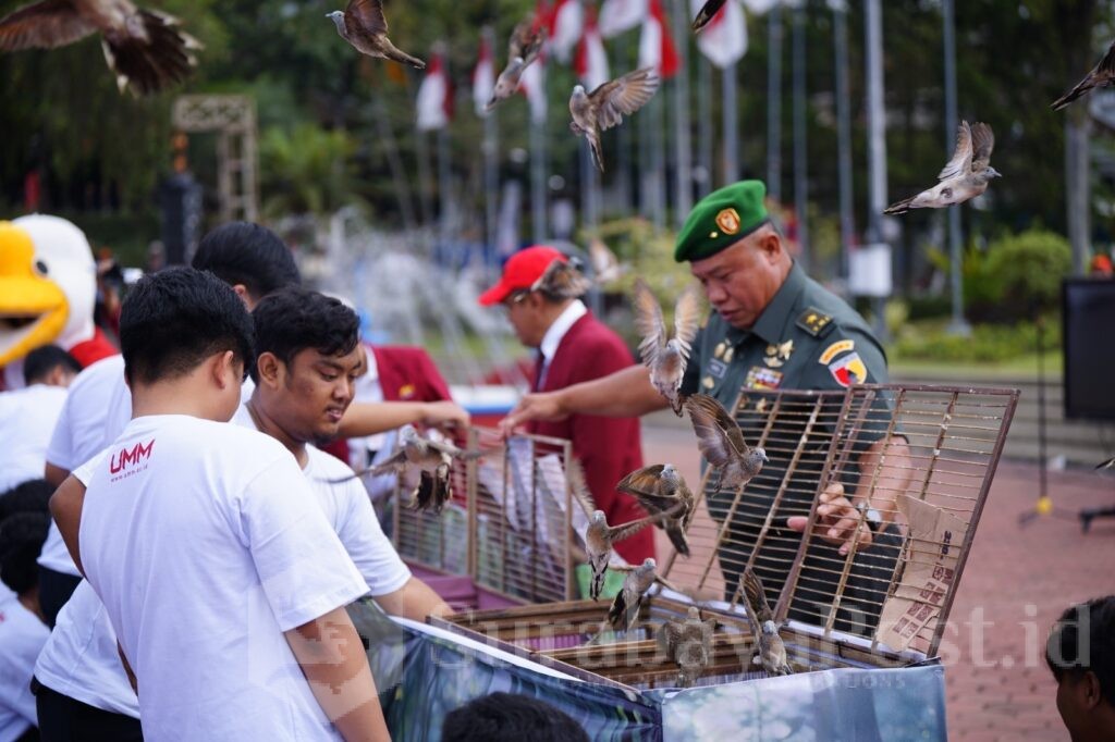 Pelepasan ribuan burung perkutut jadi pembuka gelaran Pesmaba UMM 2024. (Sumber Humas UMM)