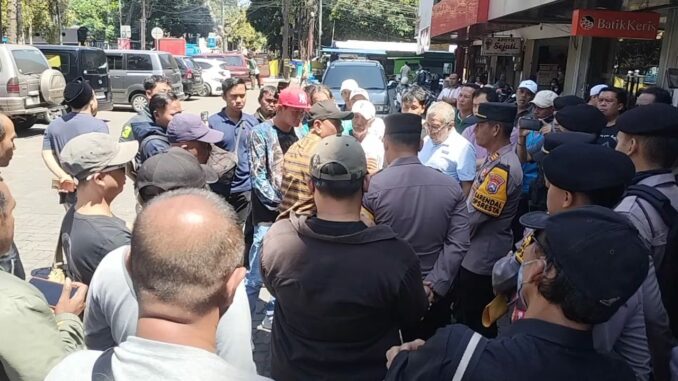 TEGANG : Situasi tegang yang sempat terjadi dalam pemasangan alat parkir otomatis di kawasan lahan parkir Jalan Merdeka Timur-Jalan Agus Salim Kota Malang, Jawa Timur, Jumat (13/09/2024)