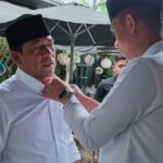 Paslon "GURU" Firhando Gumelar tertangkap Camera saat memasang kancing baju H Rudi