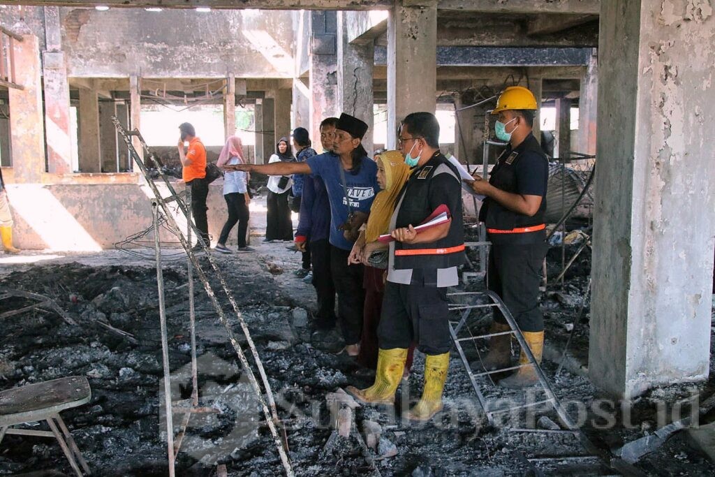 Tim Labfor Polda Jatim tampak melakukan olah TKP di lokasi kebakaran. (ist)