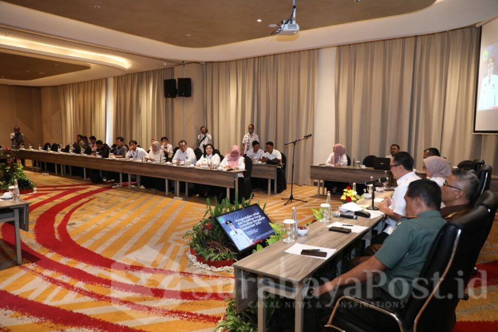 Pj. Walikota Malang Iwan Kurniawan dalam forum High Level Meeting Tim Pengendalian Inflasi Daerah (TPID) Kota Malang, Rabu (18/9/2024) di Hotel Grand Mercure Malang Mirama. (Sumber Prokompim)