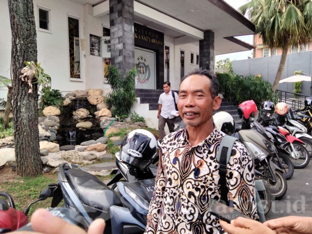 Ketua Pokmas Maju Bersama, Edi Suyono saat ditemui awak media usai menjalani pemeriksaan oleh tim penyidik KPK di Mapolresta Malang Jawa