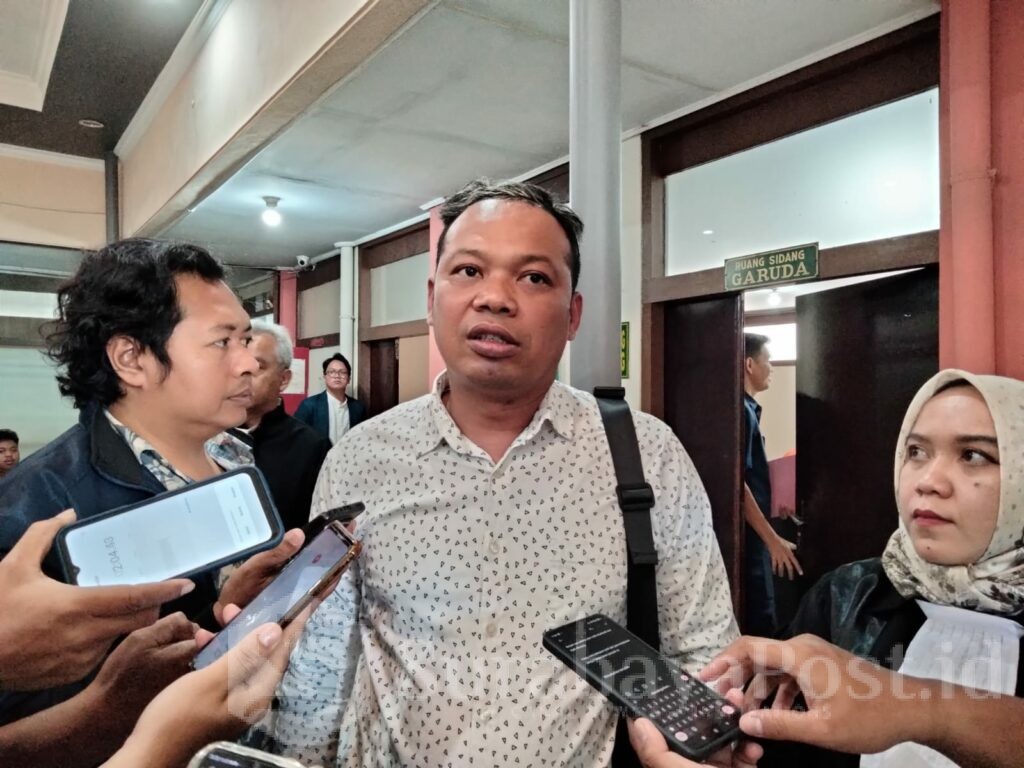 Guntur Putra Abdi Wijaya, SH, MH, penasehat hukum terdakwa memberikan keterangan kepada wartawan